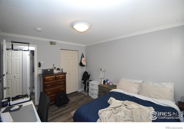 20 S Boulder Cir Unit 2204, Boulder, CO 80303 - bedroom with ornamental molding, wood finished floors, and a closet
