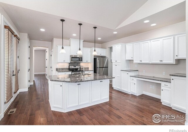 4751 Pleasant Oak Dr Unit A28, Fort Collins, CO 80525 - kitchen featuring stainless steel appliances, a sink, dark wood-style floors, recessed lighting, and lofted ceiling