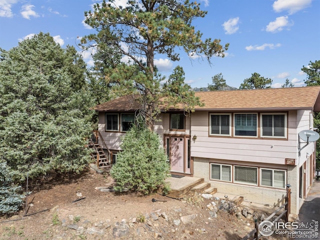 621 Landers St, Estes Park, CO 80517 - bi-level home featuring brick siding