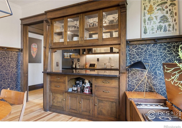 1217 N Downing St Unit 4, Denver, CO 80218 - bar area with ornamental molding and decorative backsplash