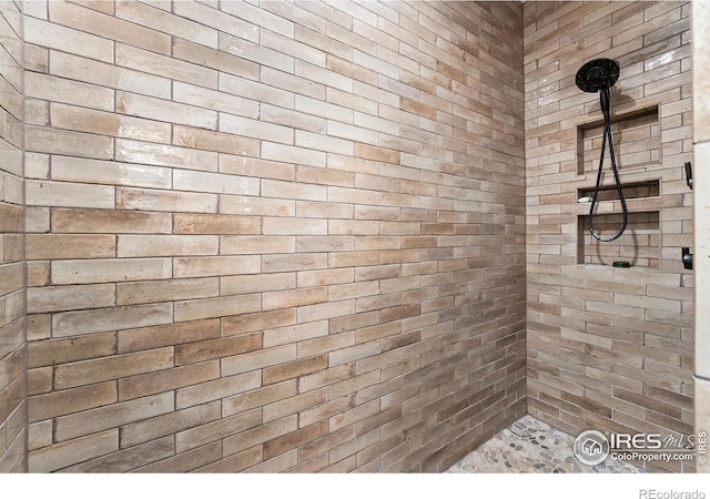 9260 Meadow Farms Dr, Milliken, CO 80543 - bathroom featuring a tile shower