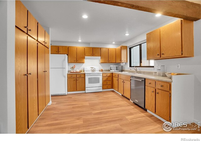 3880 Telluride Pl, Boulder, CO 80305 - kitchen featuring stainless steel appliances, under cabinet range hood, light wood-type flooring, light countertops, and recessed lighting