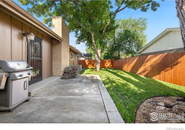 11198 W 59th Pl, Arvada, CO 80004 - fenced backyard featuring a patio area