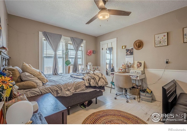 1421 N 7th St, Grand Junction, CO 81501 - bedroom featuring wood finished floors, a textured ceiling, and a ceiling fan