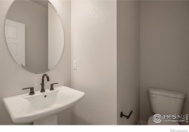 362 Promenade Dr, Superior, CO 80027 - bathroom with a textured wall