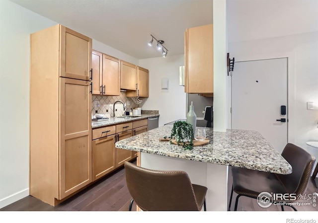 3250 Oneal Cir Unit 10, Boulder, CO 80301 - kitchen featuring a kitchen bar, light brown cabinetry, dark wood-type flooring, backsplash, and dishwasher