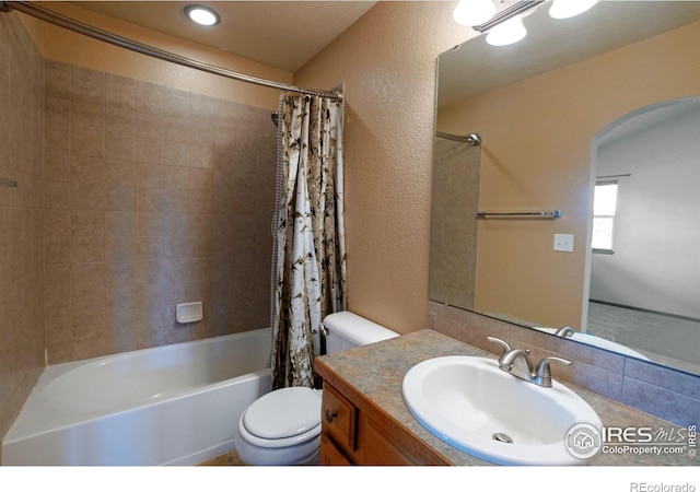 3268 White Buffalo Dr, Wellington, CO 80549 - full bath featuring vanity, shower / tub combo, and a textured wall