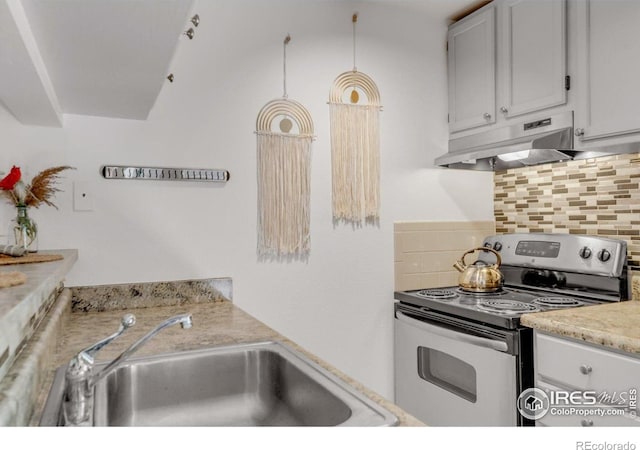 910 Portland Pl Unit 7, Boulder, CO 80304 - kitchen with stainless steel electric stove, under cabinet range hood, tasteful backsplash, and white cabinets