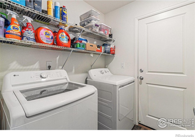 2065 Wildwood St, Lochbuie, CO 80603 - laundry room featuring independent washer and dryer