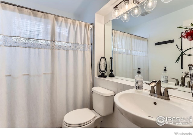 1405 Clover Creek Dr, Longmont, CO 80503 - full bath with a sink and curtained shower