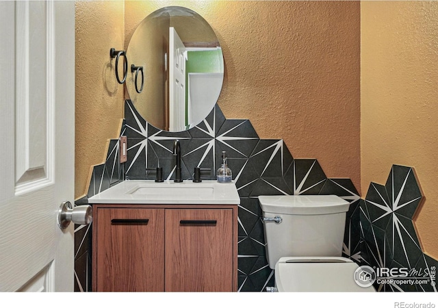 3593 S Gibralter Cir, Aurora, CO 80013 - bathroom featuring a textured wall and vanity
