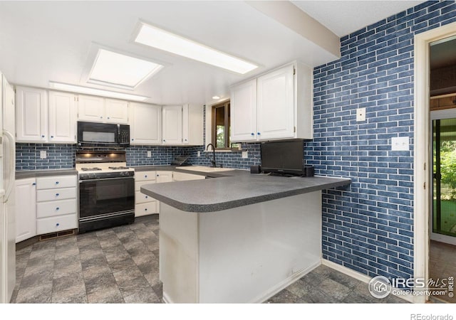 1323 Horizon Ln, Longmont, CO 80501 - kitchen with white appliances, a peninsula, tasteful backsplash, white cabinetry, and dark countertops