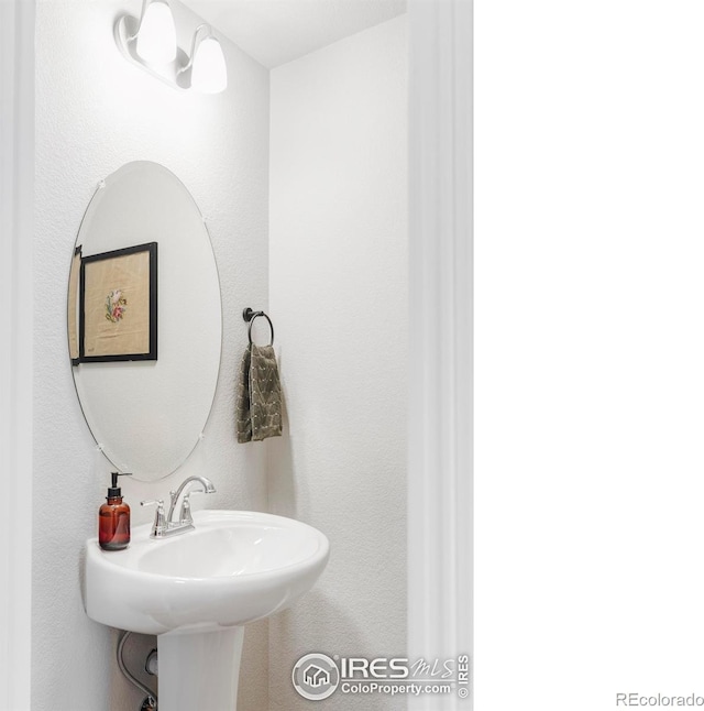 897 Winding Brook Dr, Berthoud, CO 80513 - bathroom featuring a sink