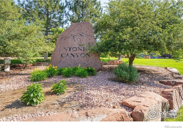 121 Osprey Ln, Lyons, CO 80540 - community / neighborhood sign featuring a lawn