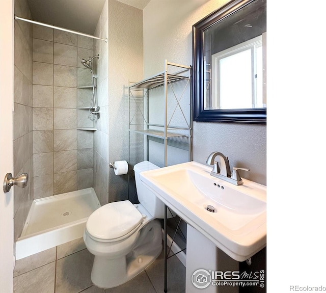 11941 S Clayson St, Parker, CO 80138 - full bathroom featuring a tile shower, a textured wall, and tile patterned floors