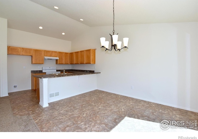 625 87th Ave, Greeley, CO 80634 - kitchen featuring white electric range, under cabinet range hood, a chandelier, a peninsula, and decorative light fixtures