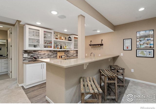 8541 Allenbrook Dr, Windsor, CO 80550 - indoor wet bar with tasteful backsplash and recessed lighting