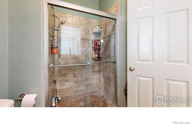 7294 Tamarisk Dr, Fort Collins, CO 80528 - bathroom featuring a stall shower and a textured wall