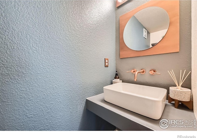 801 Confidence Dr Unit 16, Longmont, CO 80504 - bathroom with a textured wall and a sink