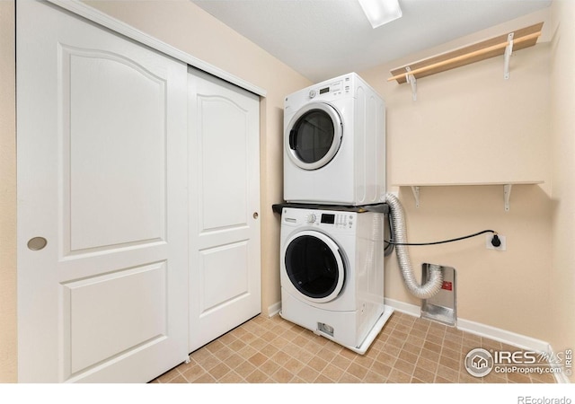 5049 S Ukraine St, Aurora, CO 80015 - laundry room with stacked washing machine and dryer and baseboards