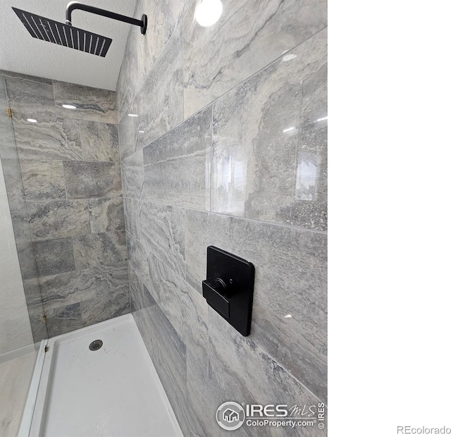 202 N 7th Ave, Sterling, CO 80751 - full bath featuring tiled shower