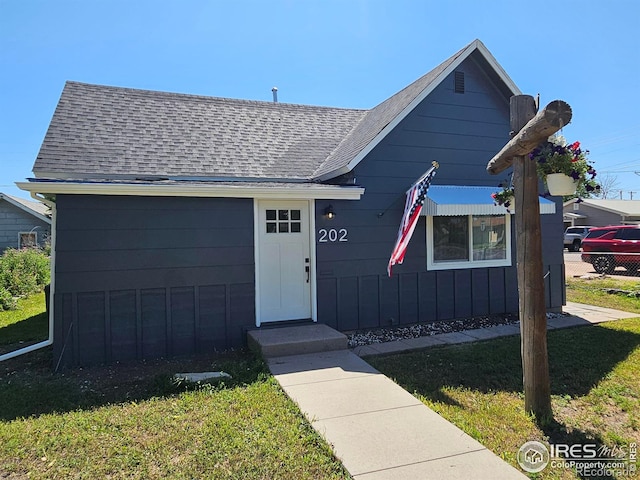 202 N 7th Ave, Sterling, CO 80751 - bungalow featuring roof with shingles and a front yard