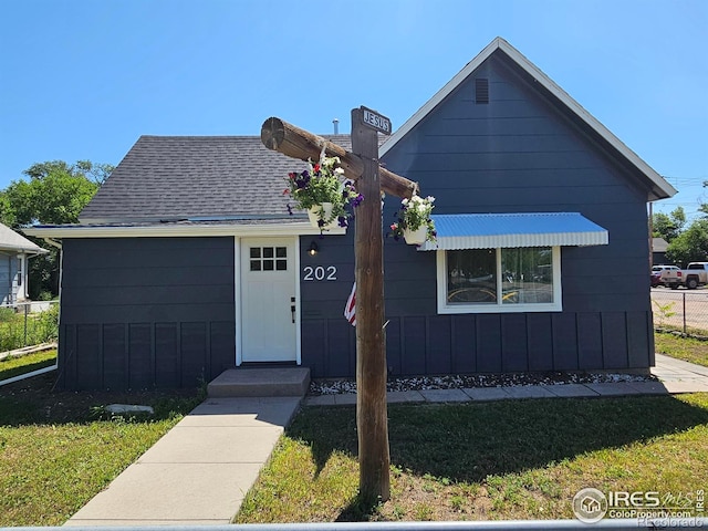 202 N 7th Ave, Sterling, CO 80751 - bungalow-style house with roof with shingles