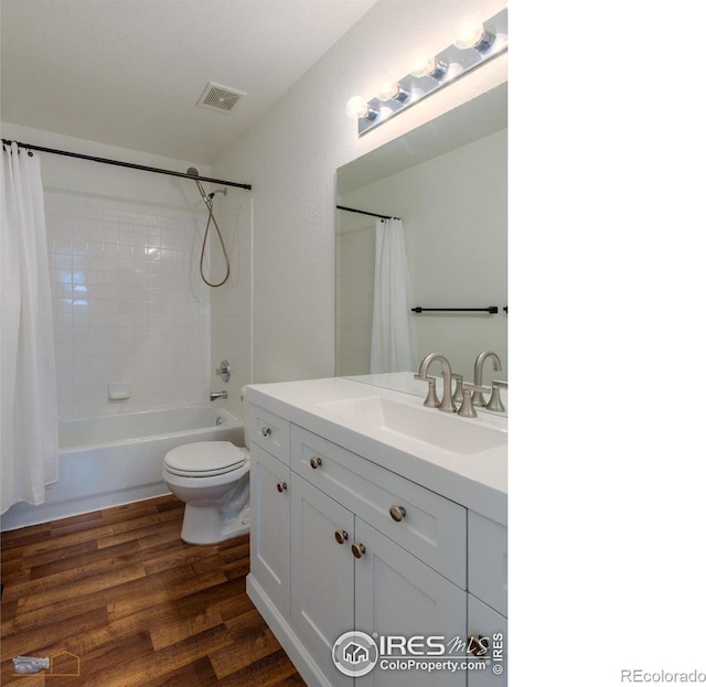 6126 Shamrock Cir, Frederick, CO 80530 - bathroom featuring vanity, shower / bath combo, and wood finished floors