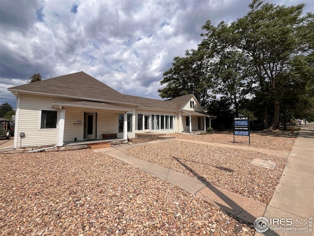 1031 N Lincoln Ave, Loveland, CO 80537 - ranch-style home featuring a porch and a shingled roof