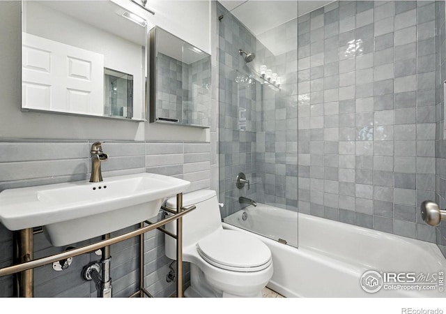 2545 Woodstock Pl, Boulder, CO 80305 - full bath with tile walls and shower / bath combination