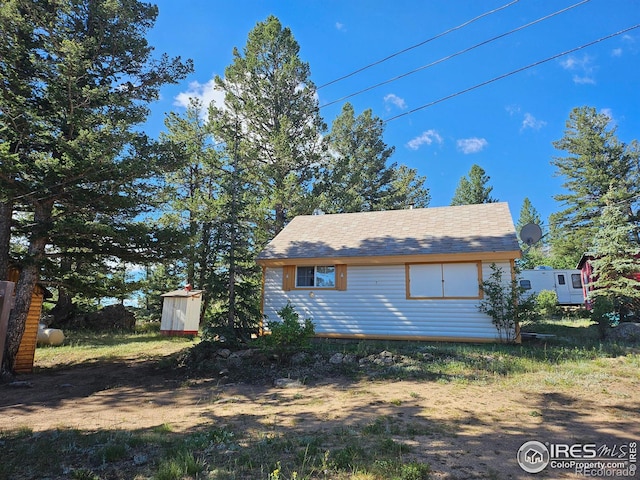 view of side of property with an outdoor structure