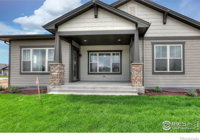 view of front facade featuring a front yard