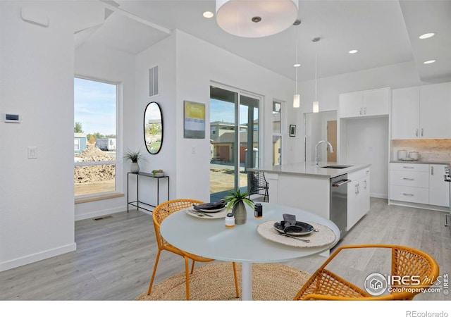 dining space featuring visible vents, recessed lighting, baseboards, and light wood finished floors