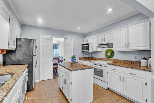 226 Auburn Dr, Alexander City, AL 35010 - kitchen featuring appliances with stainless steel finishes, under cabinet range hood, a center island, white cabinetry, and recessed lighting
