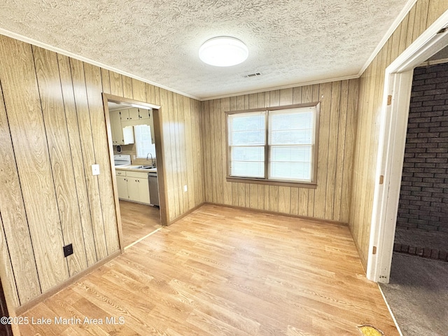 2821 Hillabee Rd, Alexander City, AL 35010 - unfurnished room featuring light wood-style flooring, ornamental molding, a textured ceiling, and visible vents