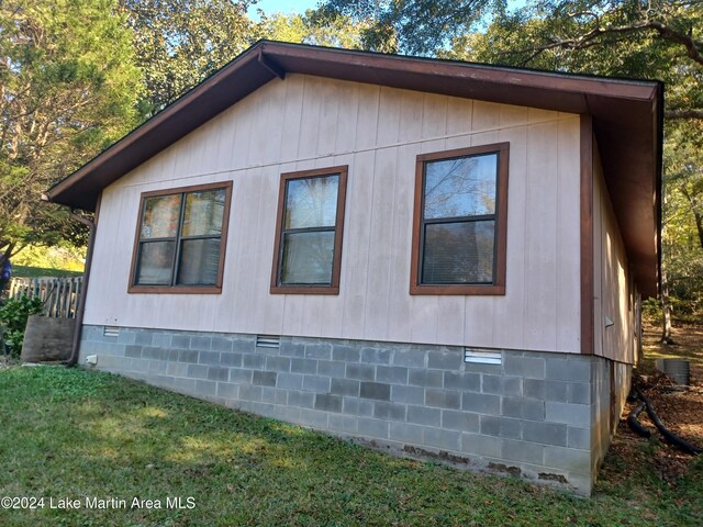 view of side of property with a lawn