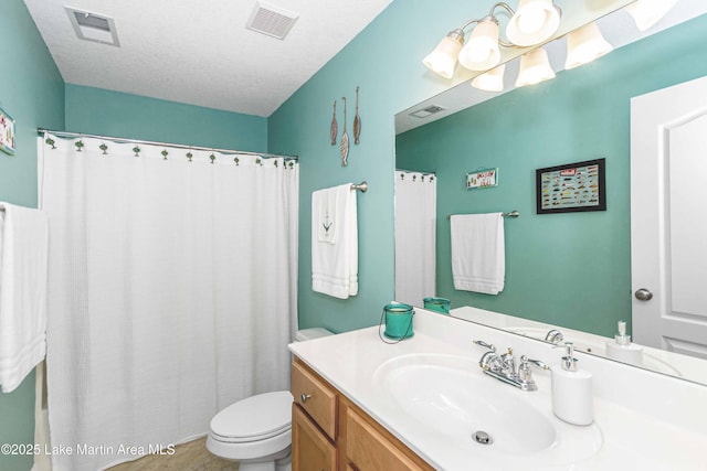 full bath featuring toilet, a shower with curtain, vanity, and visible vents