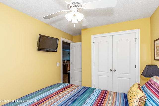 bedroom featuring ceiling fan, a closet, and a textured ceiling