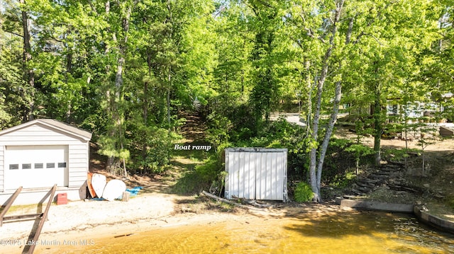 view of yard featuring an outbuilding and a garage