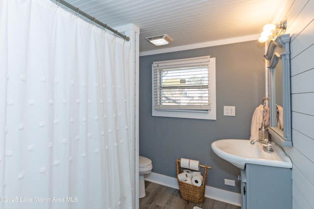 100 Royal Dr, Equality, AL 36026 - full bath featuring curtained shower, baseboards, toilet, wood finished floors, and vanity