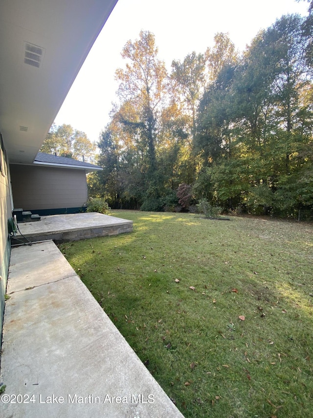 view of yard with a patio area