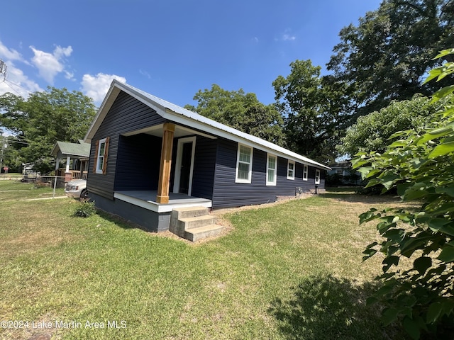 view of front of home featuring a front lawn