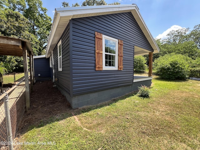 view of side of property featuring a yard