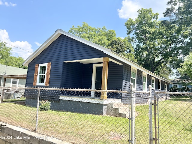 view of front of house with a front lawn