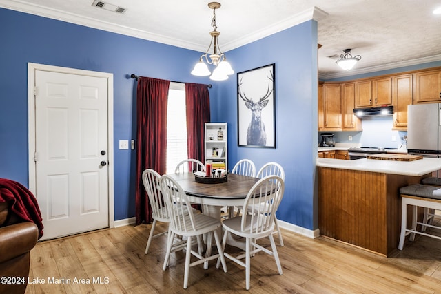 dining area featuring a chandelier, light wood-type flooring, and crown molding