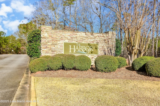 view of community / neighborhood sign