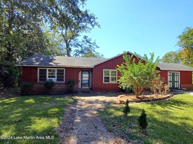 ranch-style house featuring a front yard