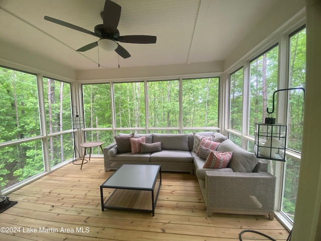 sunroom with ceiling fan