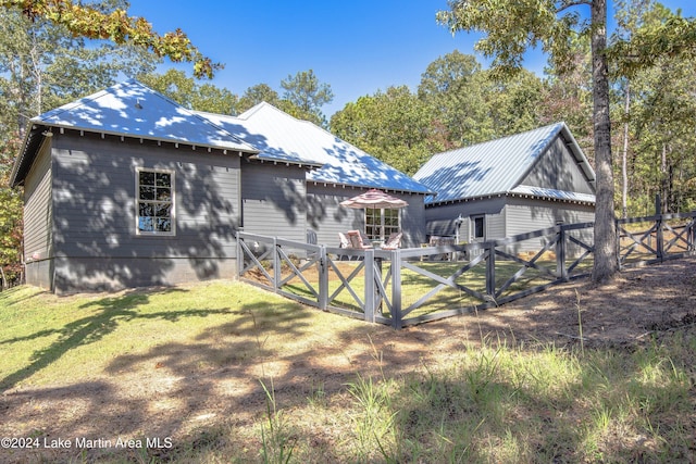 back of house featuring a yard