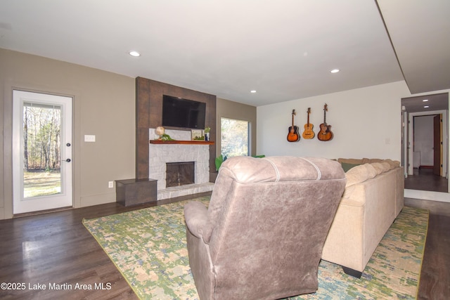 living area featuring recessed lighting, baseboards, wood finished floors, and a fireplace